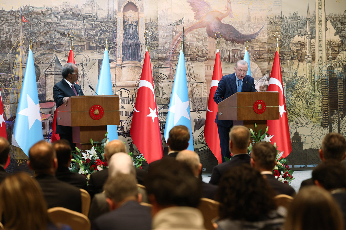 Turkish President Recep Tayyip Erdogan (R) and Somali President Hassan Sheikh Mohamud (L) hold a joint press conference following their meeting at Dolmabahce Presidential Office in Istanbul, Turkiye on December 30, 2025. [TUR Presidency /Murat Kula - Anadolu Agency]