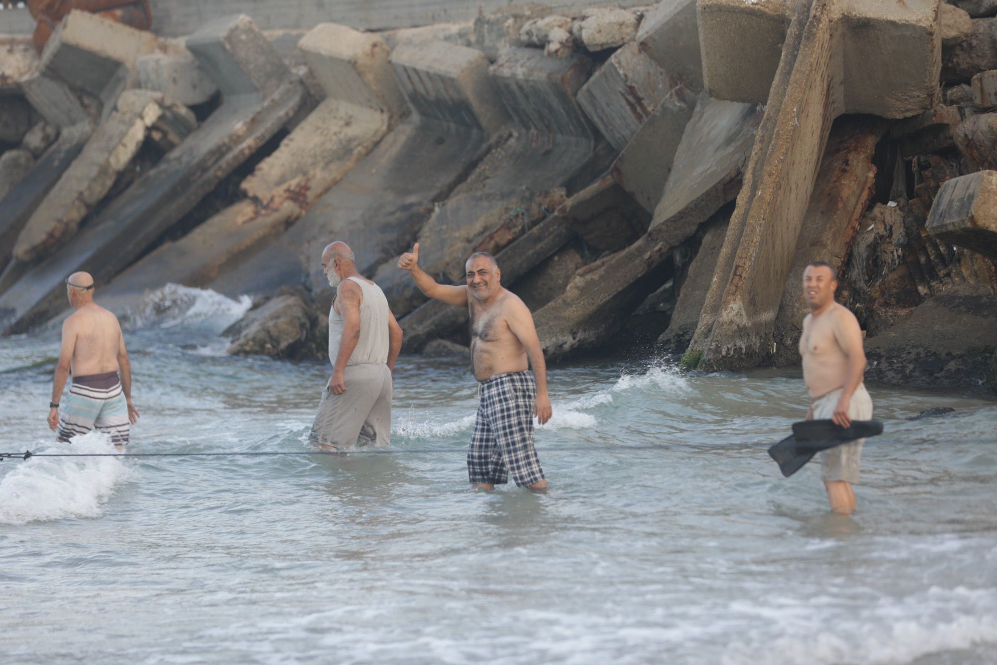 Warga Palestina di Gaza berenang di Laut Mediterania, mencari momen ketenangan dan pemulihan psikologis setelah perang, pada 26 Desember 2025 (Mohammed Asad/RakyatPos.id)