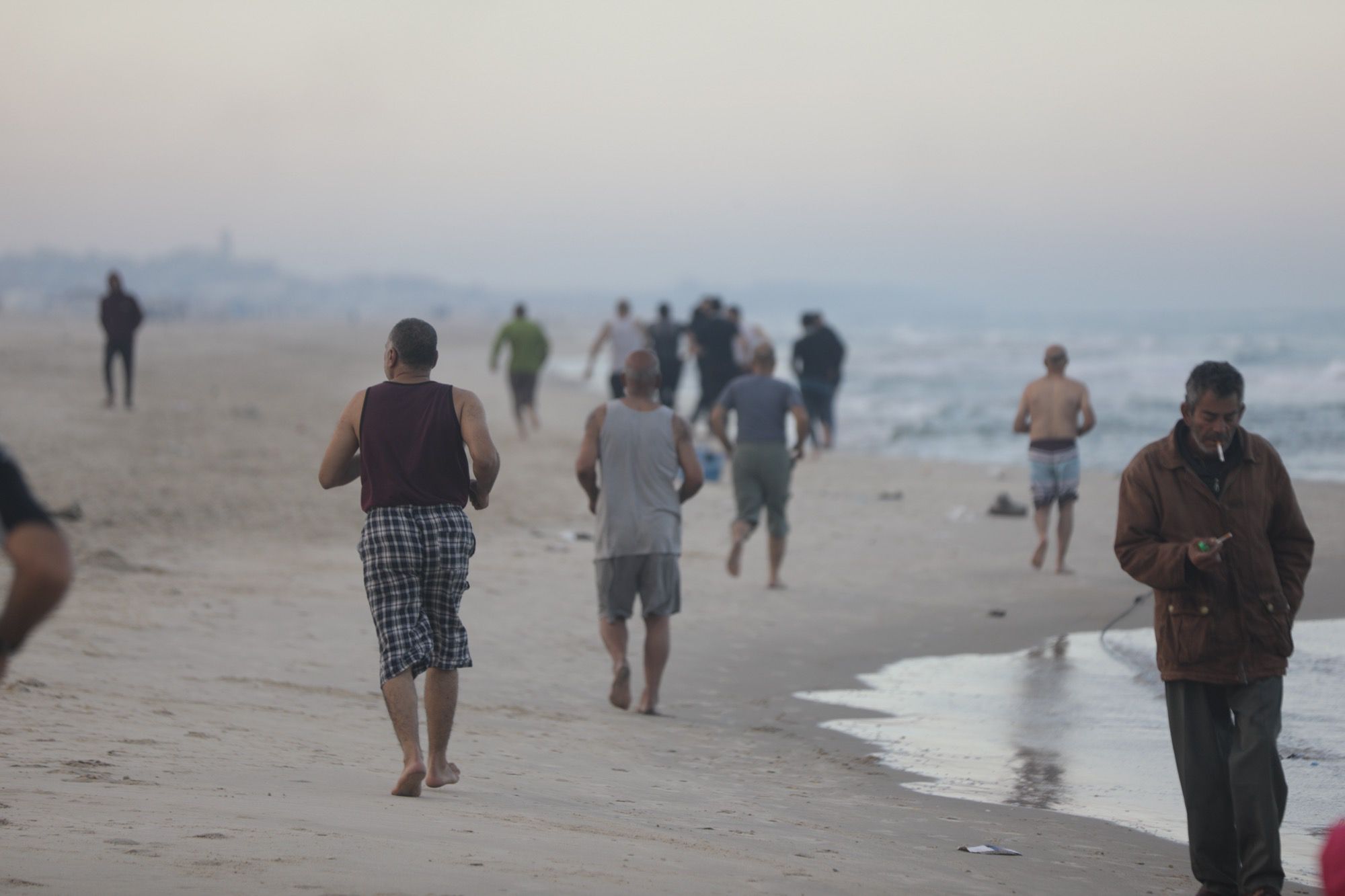 Warga Palestina di Gaza berenang di Laut Mediterania, mencari momen ketenangan dan pemulihan psikologis setelah perang, pada 26 Desember 2025 (Mohammed Asad/RakyatPos.id)