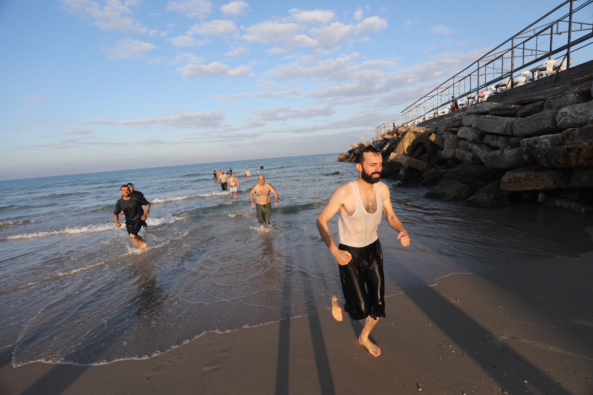 Warga Palestina di Gaza berenang di Laut Mediterania, mencari momen ketenangan dan pemulihan psikologis setelah perang, pada 26 Desember 2025 (Mohammed Asad/RakyatPos.id)