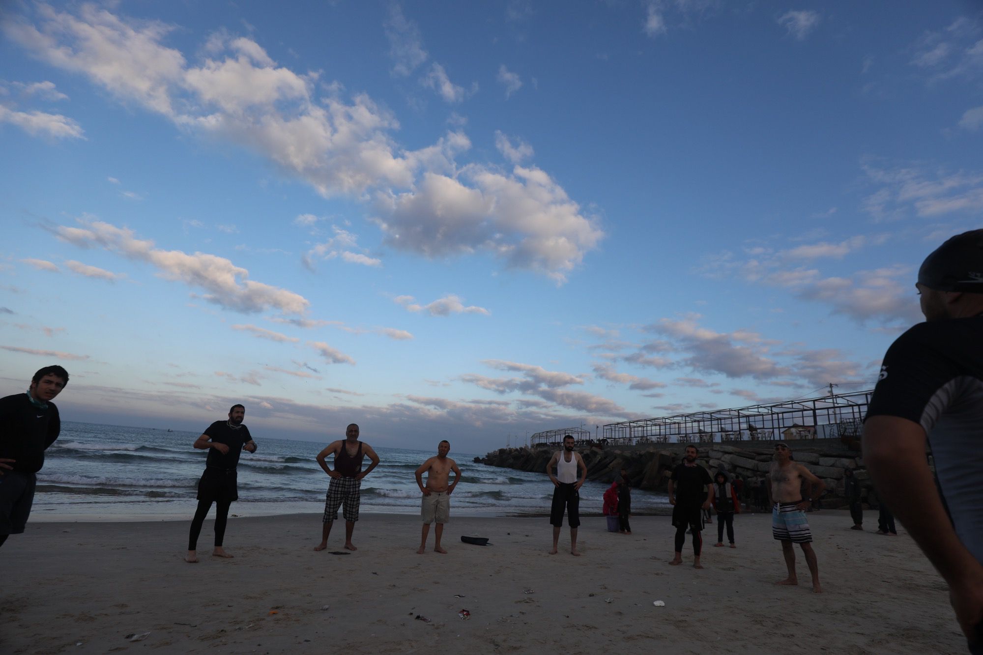 Warga Palestina di Gaza berenang di Laut Mediterania, mencari momen ketenangan dan pemulihan psikologis setelah perang, pada 26 Desember 2025 (Mohammed Asad/RakyatPos.id)