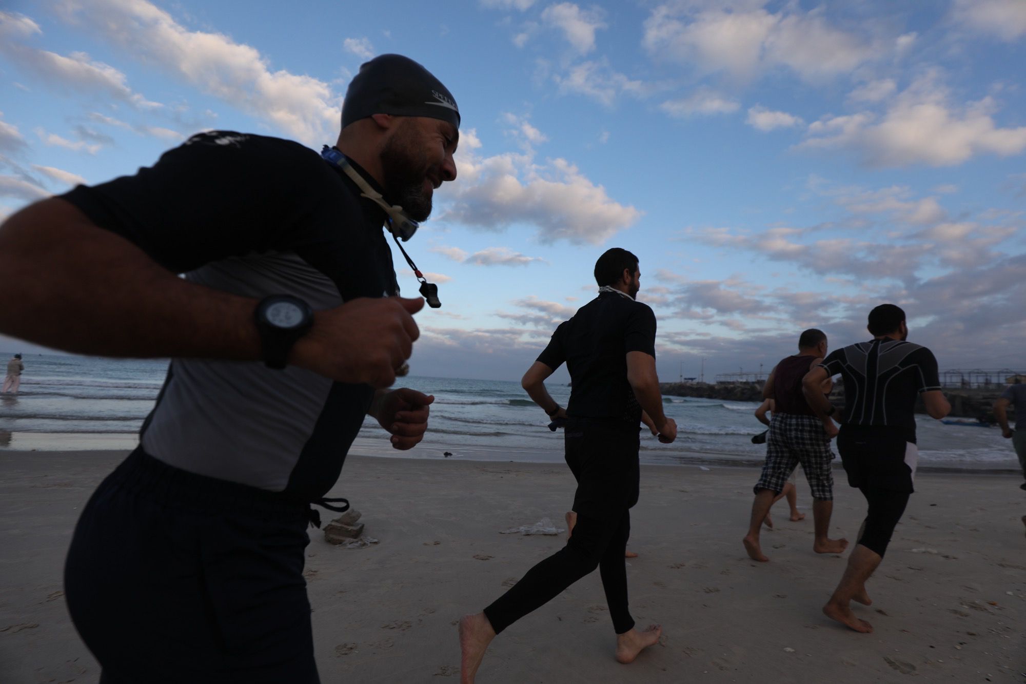 Warga Palestina di Gaza berenang di Laut Mediterania, mencari momen ketenangan dan pemulihan psikologis setelah perang, pada 26 Desember 2025 (Mohammed Asad/RakyatPos.id)