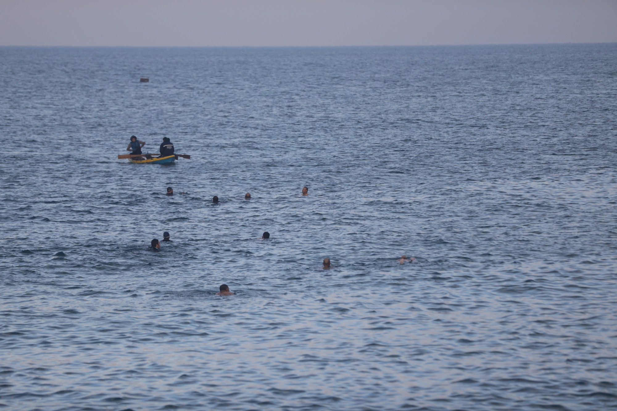 Warga Palestina di Gaza berenang di Laut Mediterania, mencari momen ketenangan dan pemulihan psikologis setelah perang, pada 26 Desember 2025 (Mohammed Asad/RakyatPos.id)