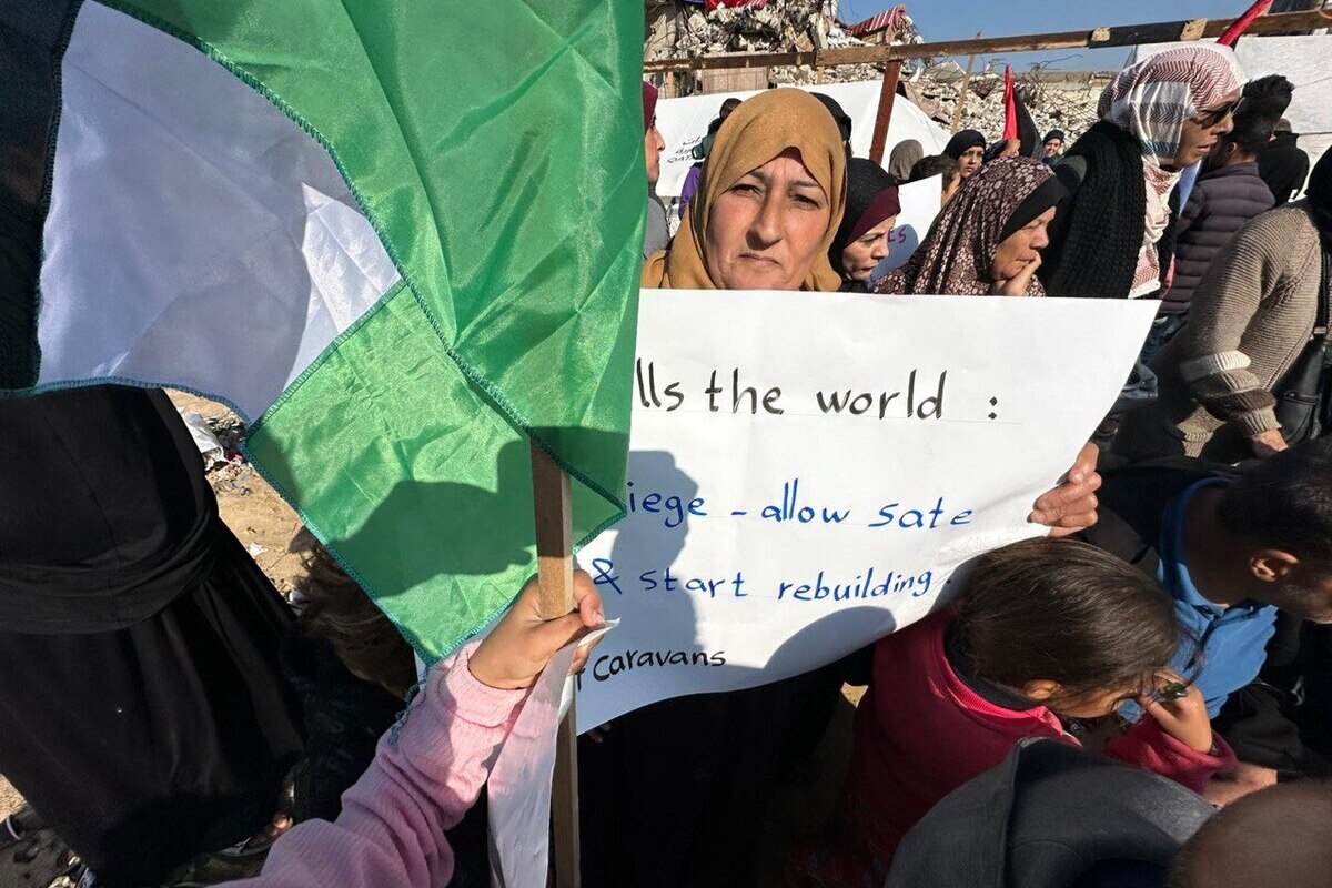 Keluarga menyerukan komunitas internasional untuk menyediakan tempat berlindung dari logam karena cuaca buruk terus melanda Gaza. (Mohammed Asad/RakyatPos.id)