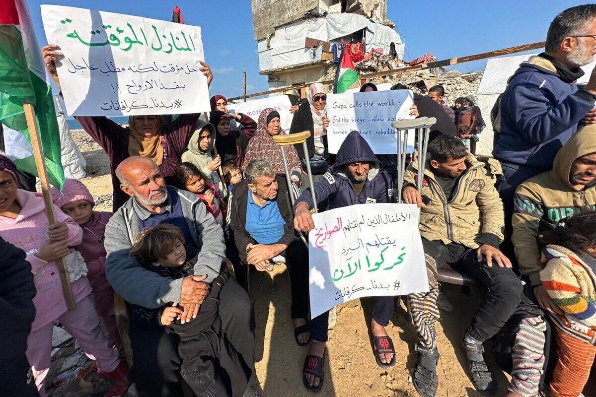 Keluarga menyerukan komunitas internasional untuk menyediakan tempat berlindung dari logam karena cuaca buruk terus melanda Gaza. (Mohammed Asad/RakyatPos.id)
