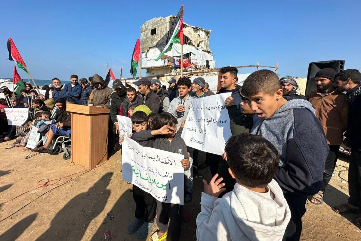 Keluarga menyerukan komunitas internasional untuk menyediakan tempat berlindung dari logam karena cuaca buruk terus melanda Gaza. (Mohammed Asad/RakyatPos.id)