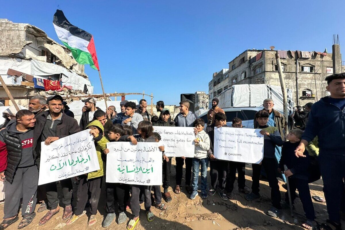 Keluarga menyerukan komunitas internasional untuk menyediakan tempat berlindung dari logam karena cuaca buruk terus melanda Gaza. (Mohammed Asad/RakyatPos.id)