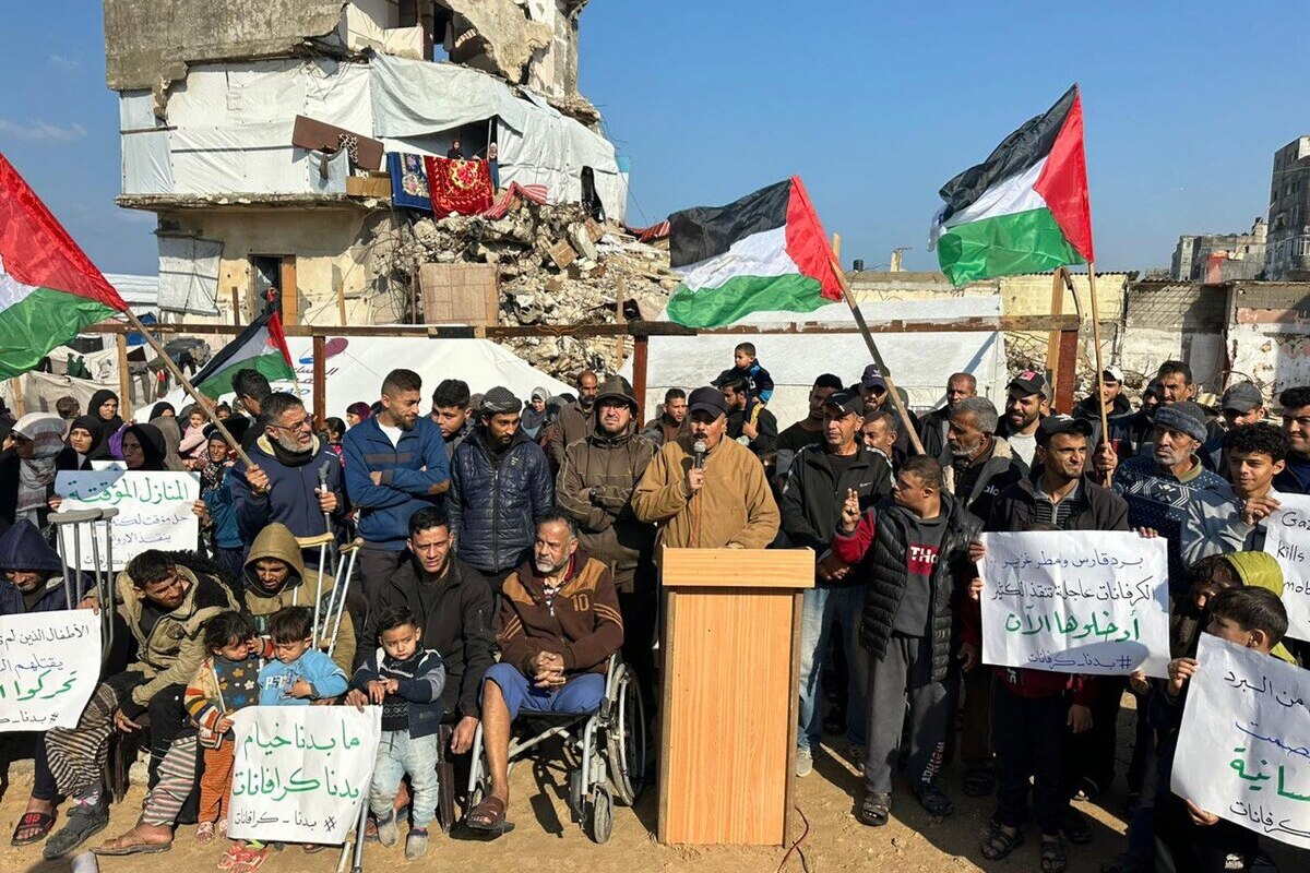 Keluarga menyerukan komunitas internasional untuk menyediakan tempat berlindung dari logam karena cuaca buruk terus melanda Gaza. (Mohammed Asad/RakyatPos.id)