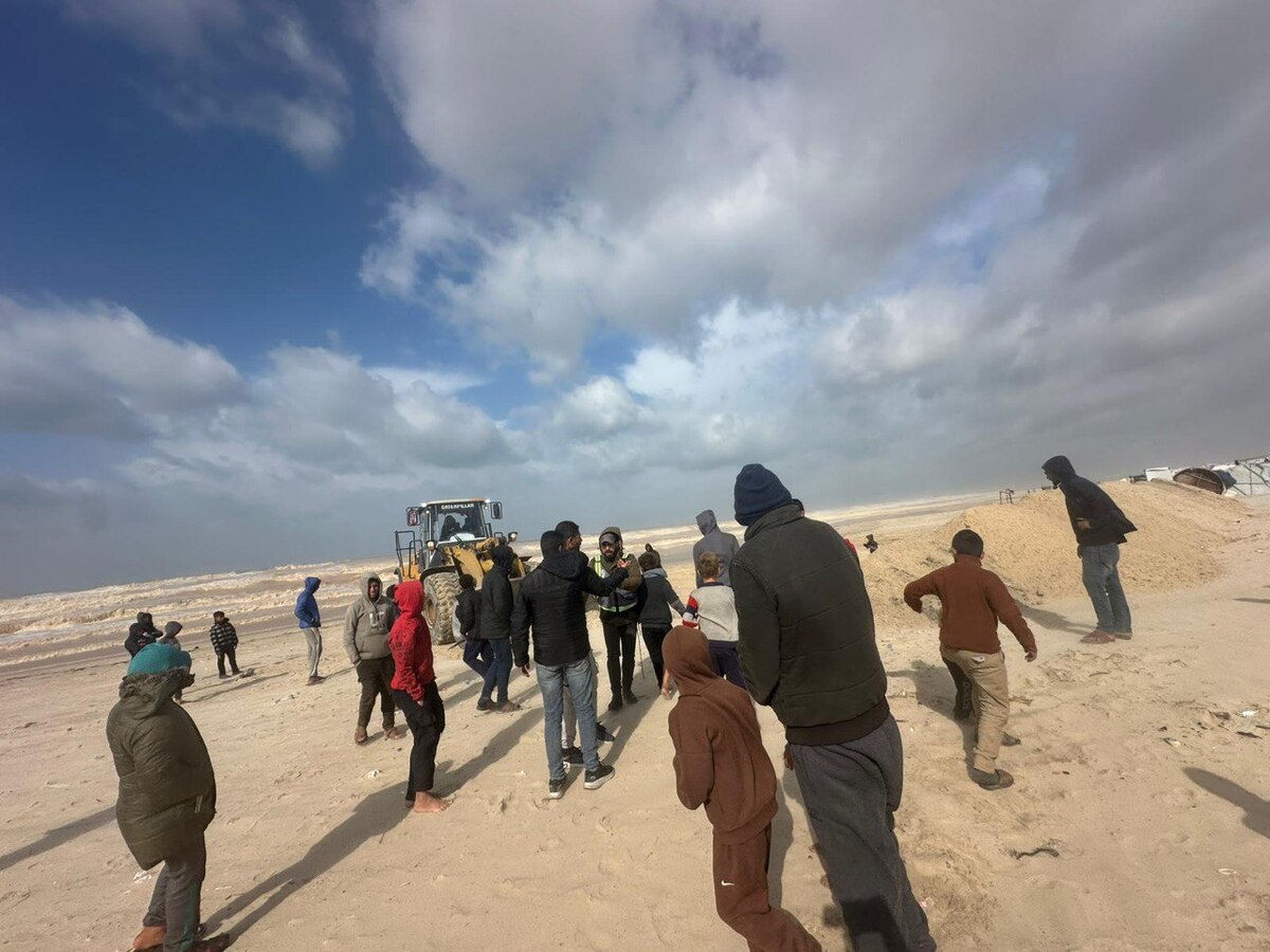 Badai menyebabkan kerusakan parah pada tenda pengungsi di pantai Gaza, pada tanggal 29 Desember 2025 (Mohammed Asad/RakyatPos.id)