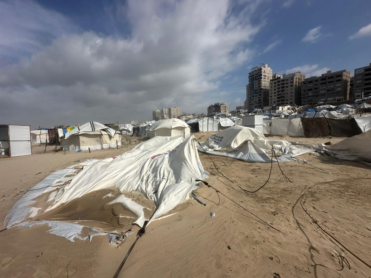Badai menyebabkan kerusakan parah pada tenda pengungsi di pantai Gaza, pada tanggal 29 Desember 2025 (Mohammed Asad/RakyatPos.id)
