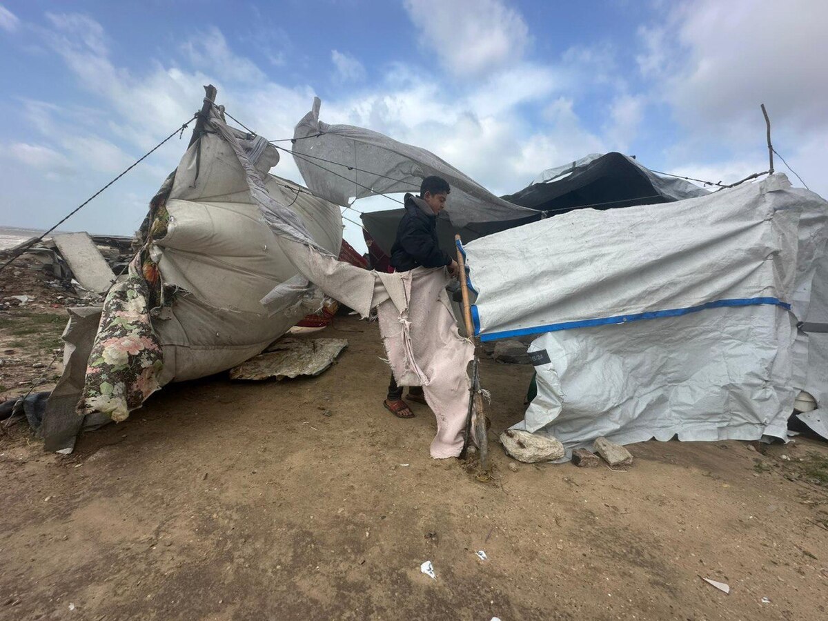 Badai menyebabkan kerusakan parah pada tenda pengungsi di pantai Gaza, pada tanggal 29 Desember 2025 (Mohammed Asad/RakyatPos.id)
