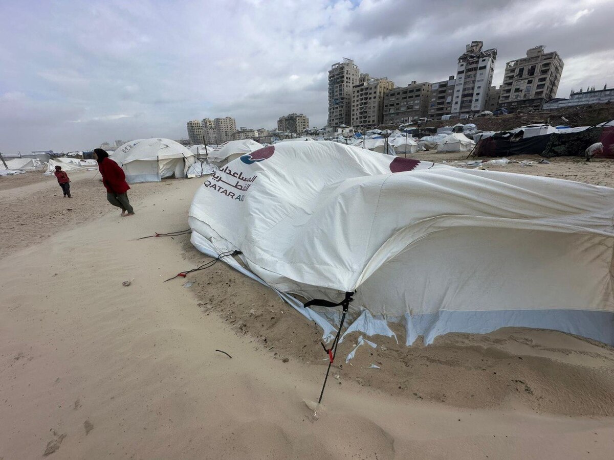 Badai menyebabkan kerusakan parah pada tenda pengungsi di pantai Gaza, pada tanggal 29 Desember 2025 (Mohammed Asad/RakyatPos.id)