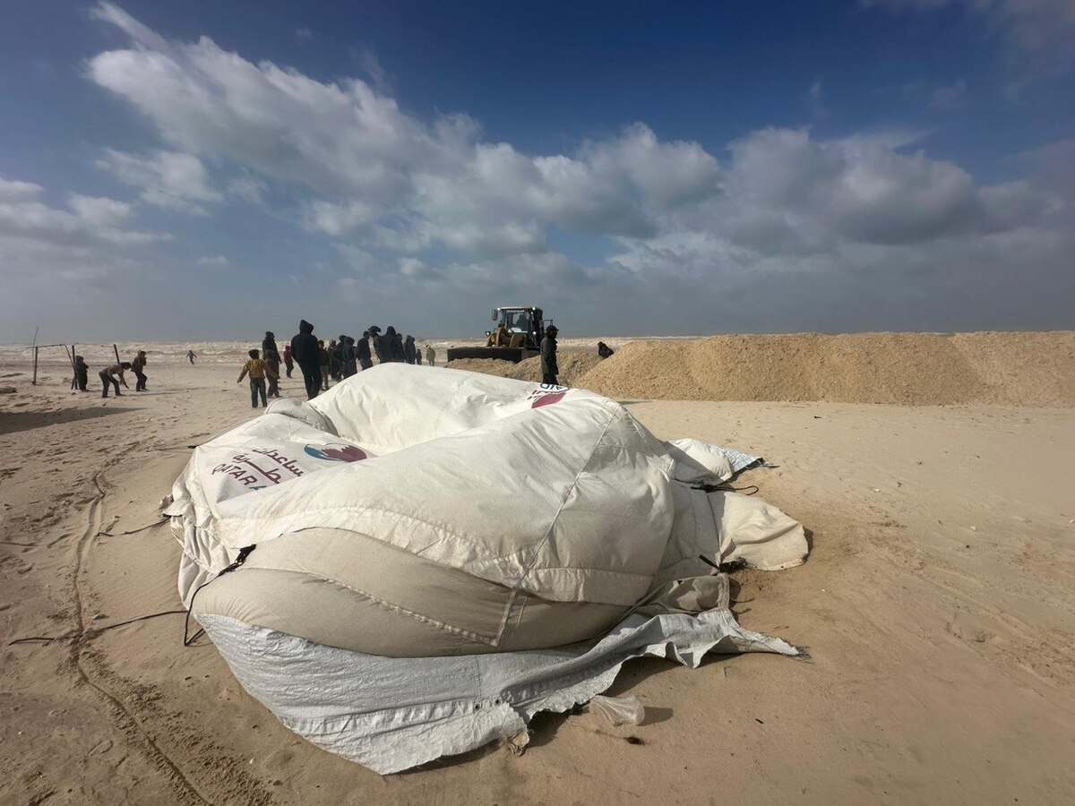 Badai menyebabkan kerusakan parah pada tenda pengungsi di pantai Gaza, pada tanggal 29 Desember 2025 (Mohammed Asad/RakyatPos.id)