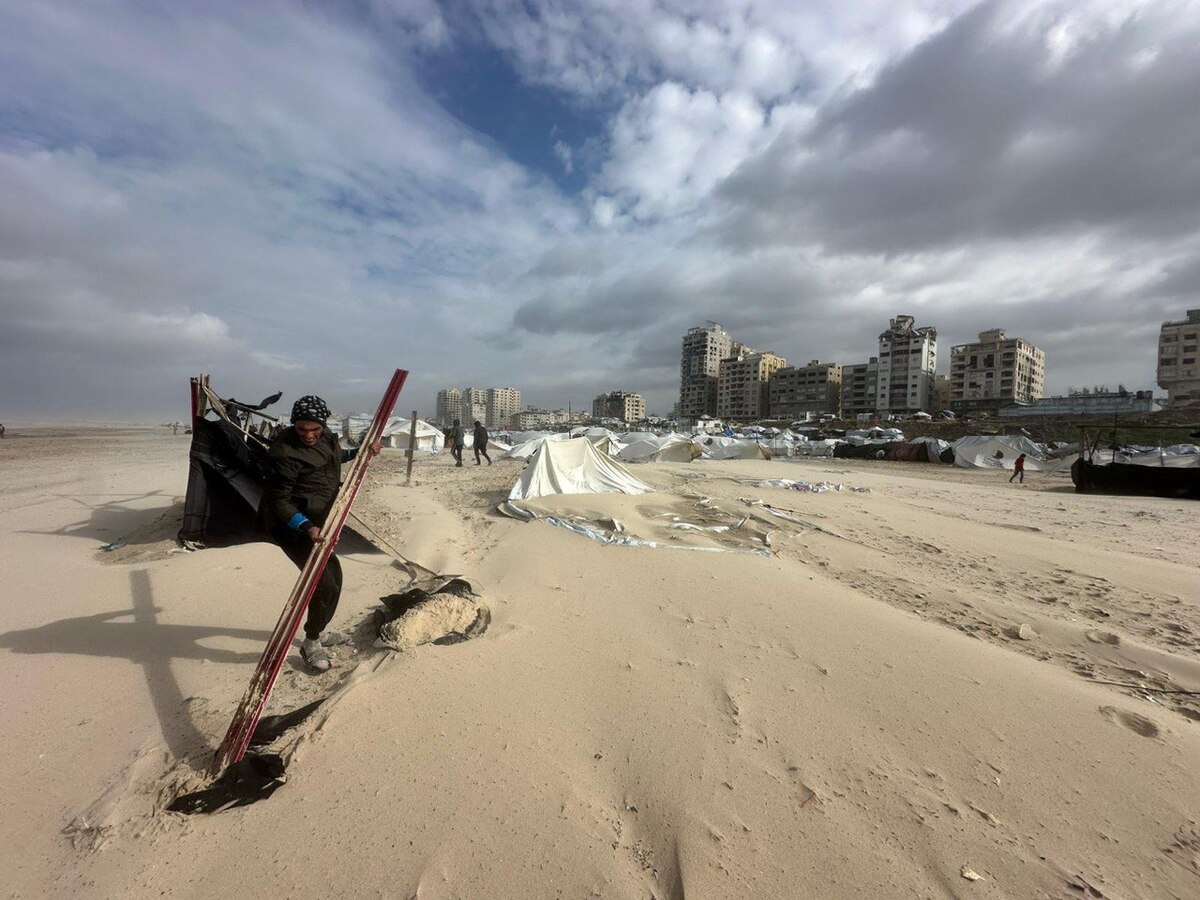 Badai menyebabkan kerusakan parah pada tenda pengungsi di pantai Gaza, pada tanggal 29 Desember 2025 (Mohammed Asad/RakyatPos.id)