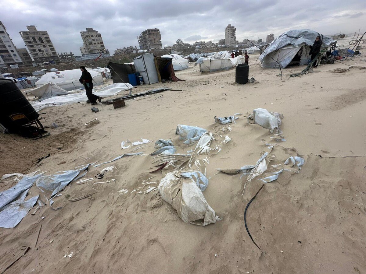 Badai menyebabkan kerusakan parah pada tenda pengungsi di pantai Gaza, pada tanggal 29 Desember 2025 (Mohammed Asad/RakyatPos.id)