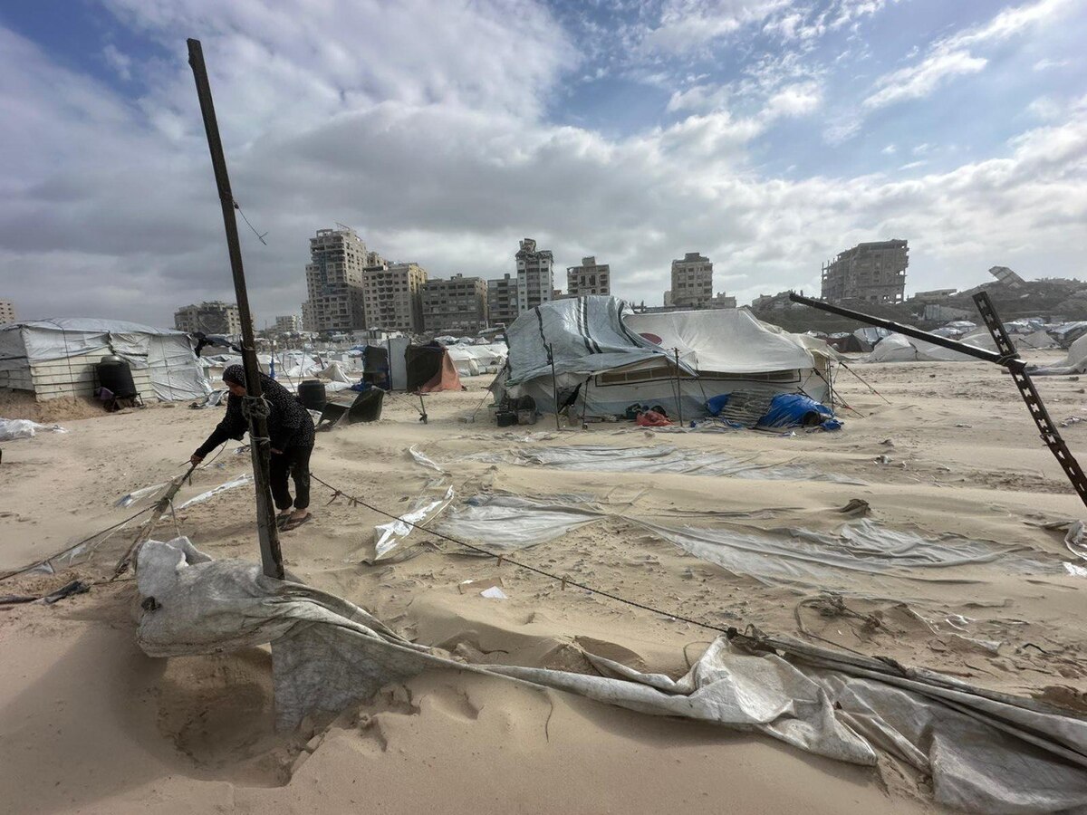Badai menyebabkan kerusakan parah pada tenda pengungsi di pantai Gaza, pada tanggal 29 Desember 2025 (Mohammed Asad/RakyatPos.id)