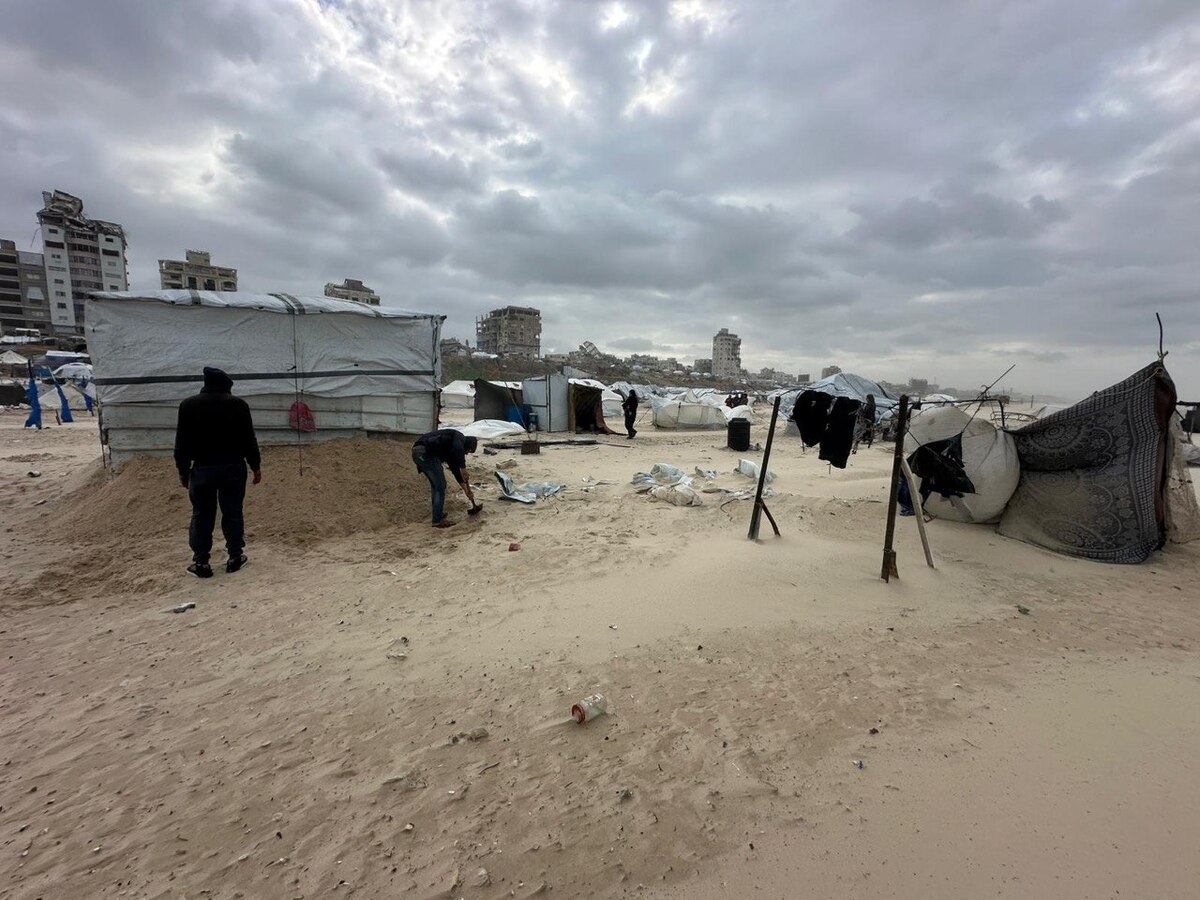 Badai menyebabkan kerusakan parah pada tenda pengungsi di pantai Gaza, pada tanggal 29 Desember 2025 (Mohammed Asad/RakyatPos.id)