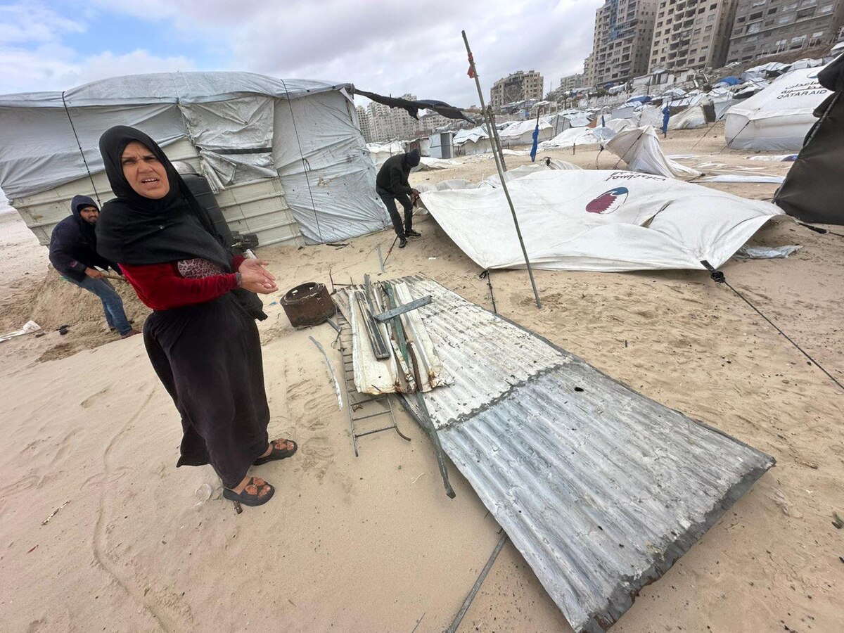 Badai menyebabkan kerusakan parah pada tenda pengungsi di pantai Gaza, pada tanggal 29 Desember 2025 (Mohammed Asad/RakyatPos.id)