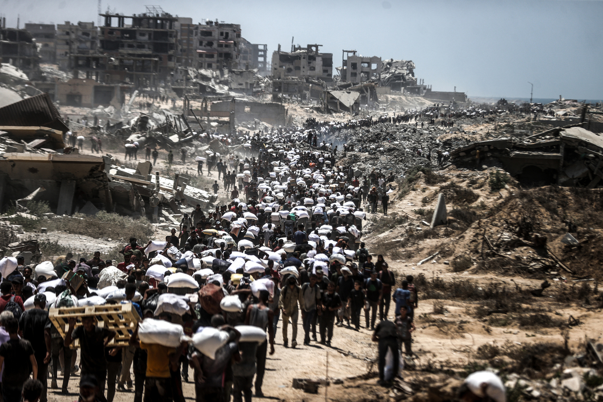 Palestinians, struggling with hunger, receive limited amount of flour and infant formula at humanitarian aid distribution point at Zikim border crossing in Gaza on August 1, 2025. [Ali Jadallah - Anadolu Agency]