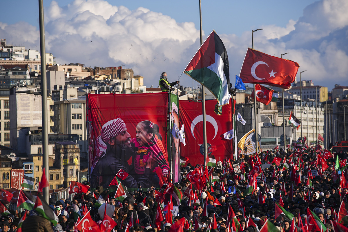 Thousands of people have gathered across Istanbul to march in solidarity with Palestinians, calling for an end to war on Gaza, on January 1, 2026. [Muhammed Ali Yiğit - Anadolu Agency]