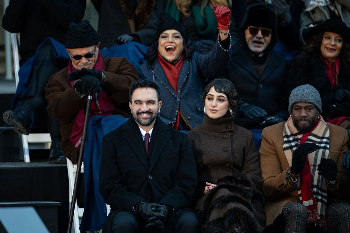 Zohran Mamdani, mayor of New York, and his wife Rama Duwaji (R) during an inauguration ceremony at City Hall in New York, US, on Thursday, Jan. 1, 2026. [Mostafa Bassim - Anadolu Agency]