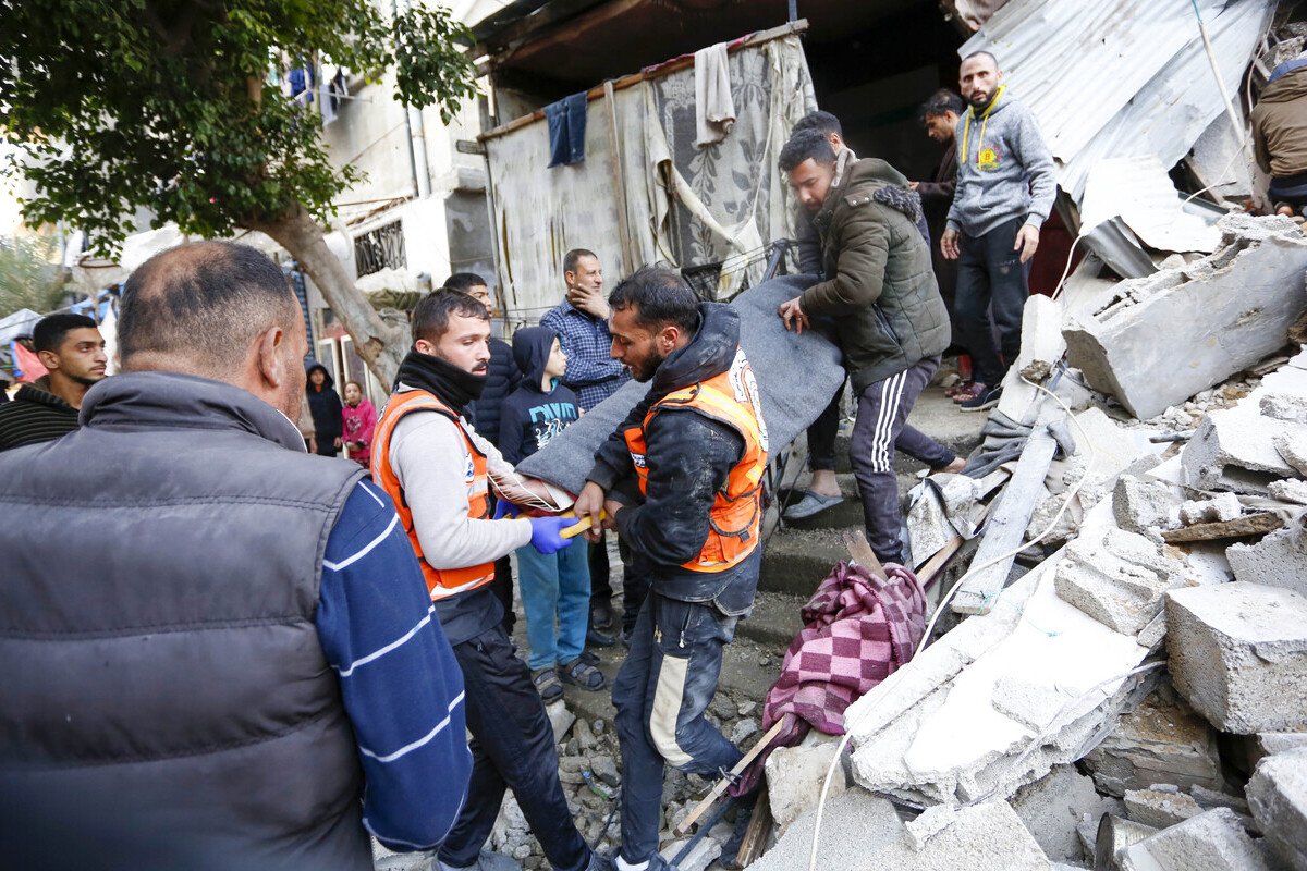 Civil defense teams search for bodies after a building damaged by Israeli attacks collapsed at Maghazi Refugee Camp in the Gaza Strip on January 5, 2026. [Stringer - Anadolu Agency]