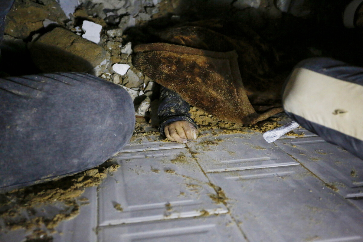 Civil defense teams search for bodies after a building damaged by Israeli attacks collapsed at Maghazi Refugee Camp in the Gaza Strip on January 5, 2026. [Stringer - Anadolu Agency]