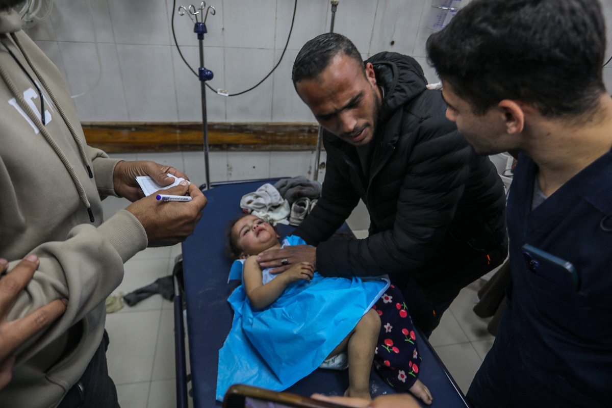 An injured child receives treatment at Nasser Hospital after an Israeli unmanned aerial vehicle (UAV) targeted a tent with multiple missiles resulting in many Palestinians, including two children being injured and two people losing their lives in the al-Mawasi area of Khan Yunis, Gaza on January 5, 2026. [Abed Rahim Khatib - Anadolu Agency]