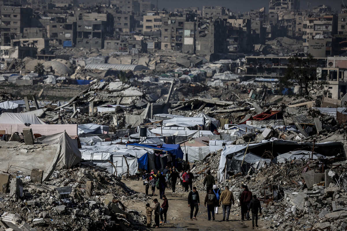 Displaced Palestinians are struggling to carry on with daily life amid the rubble left by Israeli attacks in Jabalia, Gaza on January 06, 2026. [Saeed M. M. T. Jaras - Anadolu Agency]