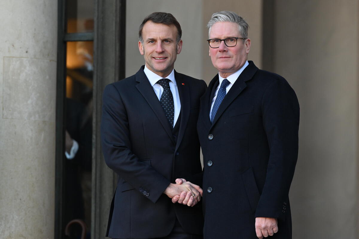 France's President Emmanuel Macron welcomes British Prime Minister Keir Starmer (R) prior to the leaders-level Coalition of the Willing summit at the Elysee Palace in Paris, France on January 06, 2026. [Mustafa Yalçın - Anadolu Agency]