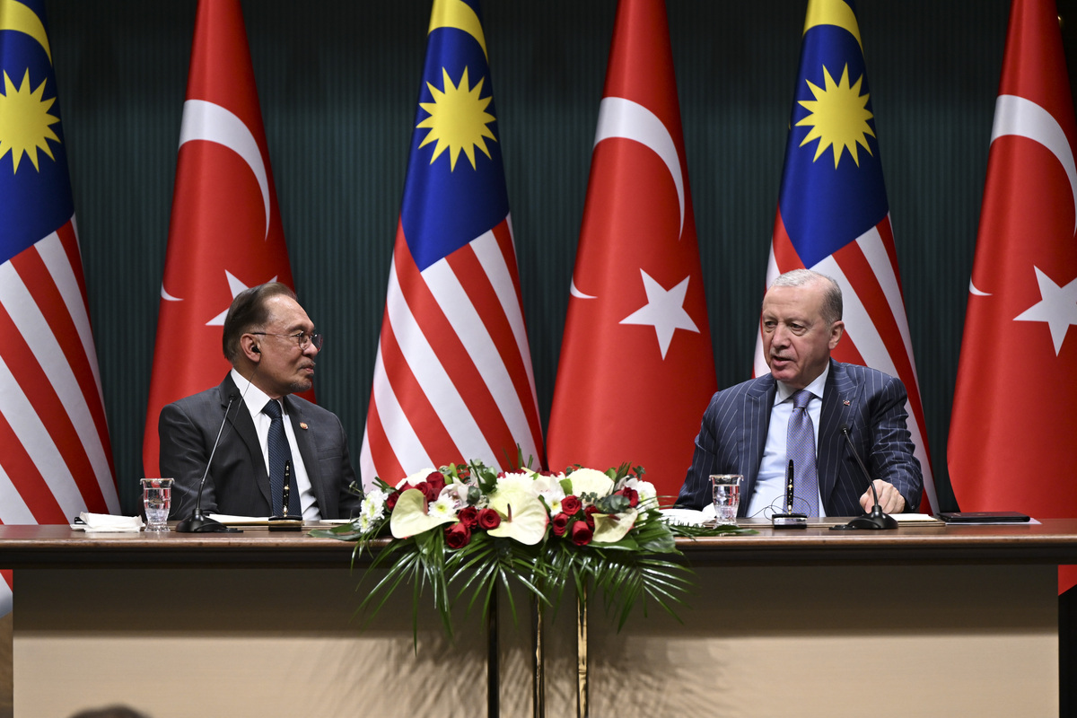 Turkish President Recep Tayyip Erdogan (R) and Malaysian Prime Minister Anwar Ibrahim (L) hold a joint press conference following the signing ceremony of the agreements between Turkiye and Malaysia at the Presidential Complex in Ankara, Turkiye on January 7, 2026. [Doğukan Keskinkılıç - Anadolu Agency]