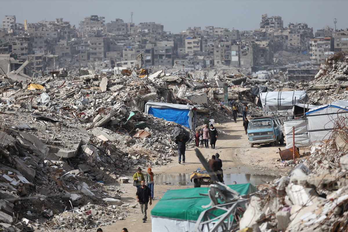 Displaced Palestinians struggle carrying on with daily life amid the rubble left by Israeli attacks in Jabalia, Gaza on January 12, 2026. [Khames Alrefi - Anadolu Agency]