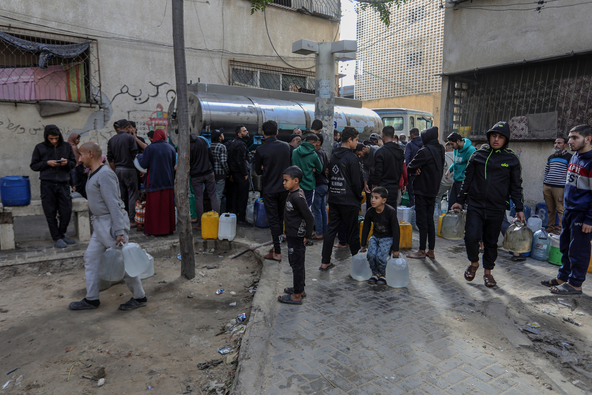 Palestinians wait in line to fill their wattle bottles from a tank as water crisis continues, in Khan Yunis, Gaza on January 17, 2026. [Abed Rahim Khatib - Anadolu Agency ]