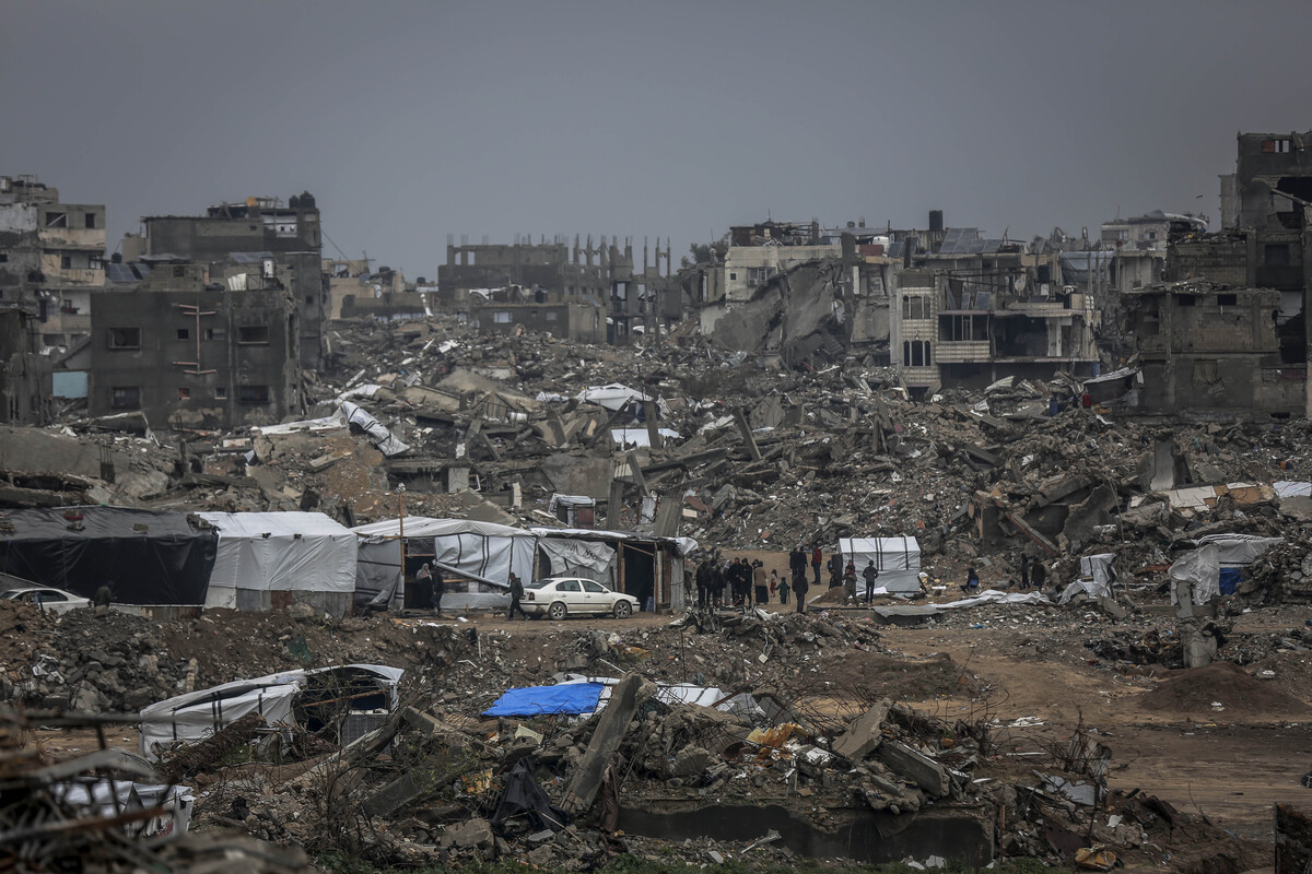 Displaced Palestinians struggle to carry on daily life amid the rubble as the Israeli attacks continue while the Palestinians are deprived of basic necessities, at the makeshift tents set up near their destroyed homes during cold weather on January 18, 2026, in Jabalia, Gaza Strip. [Saeed M. M. T. Jaras - Anadolu Agency]