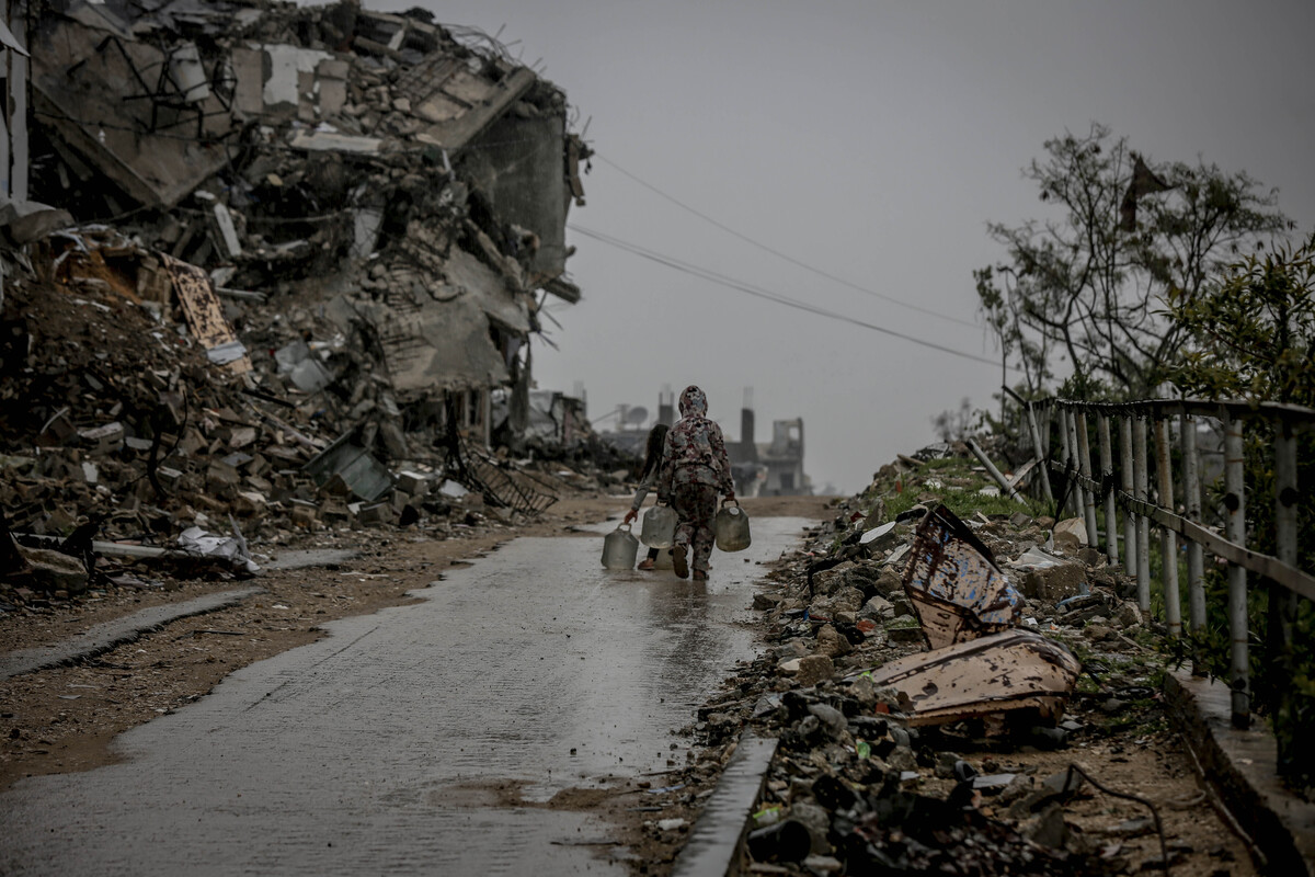 Displaced Palestinians, deprived of basic necessities, struggle to maintain their daily lives amid the rubble left behind by Israeli attacks as they battle with cold weather conditions in Jabalia refugee camp in Gaza City, Gaza on January 18, 2026. [Saeed M. M. T. Jaras - Anadolu Agency]