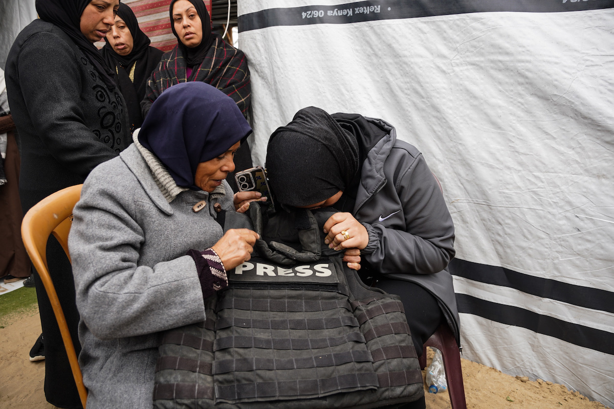 Family and wife of Palestinian journalist Abd Shaat mourn and try to find solace in his remaining belongings inside their makeshift tent following his funeral in Gaza City, Gaza, on January 22, 2026. [Anas Zeyad Fteha - Anadolu Agency]