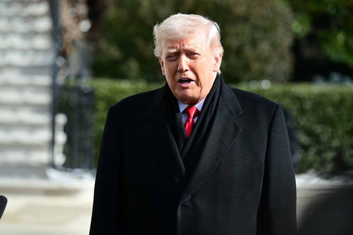 United States President Donald Trump speaks to reporters prior to departing the White House in Washington, DC, United States on January 27, 2026. [Kyle Mazza - Anadolu Agency ]