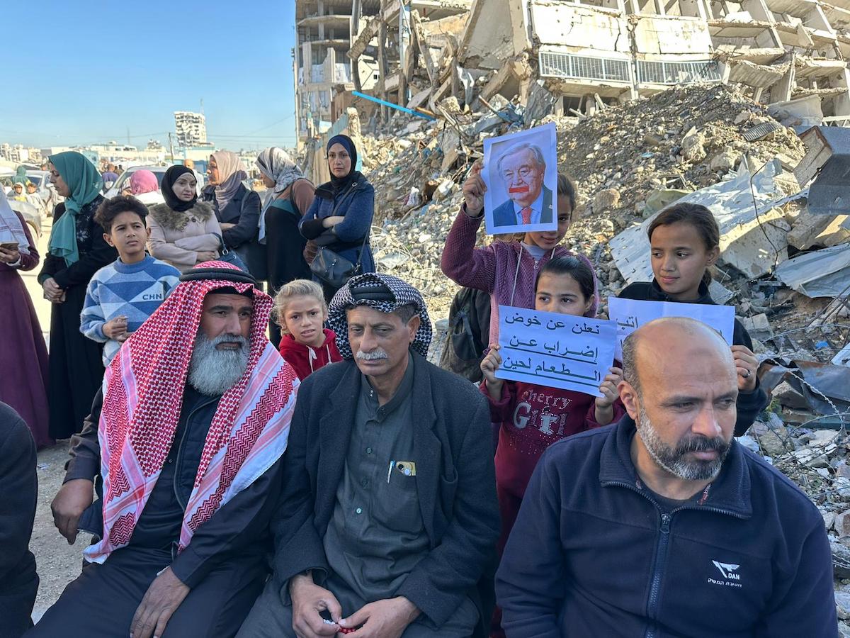UNRWA Union protests dismissal of 600 Palestinian staff in Gaza, on 11 January 2026 [Mohammed Asad/Middle East Monitor]
