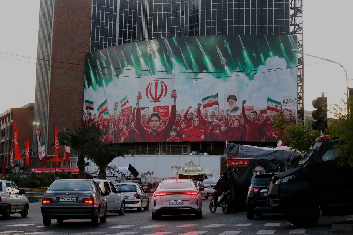 A view of gigantic poster as daily life continues despite the ongoing conflict in Tehran, Iran on April 1, 2026. [Fatemeh Bahrami - Anadolu Agency]