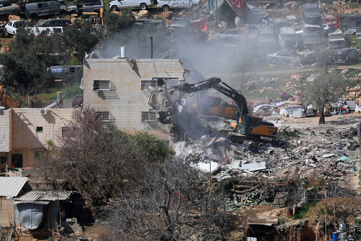 Israeli forces demolish a Palestinian-owned building in West Bank ...