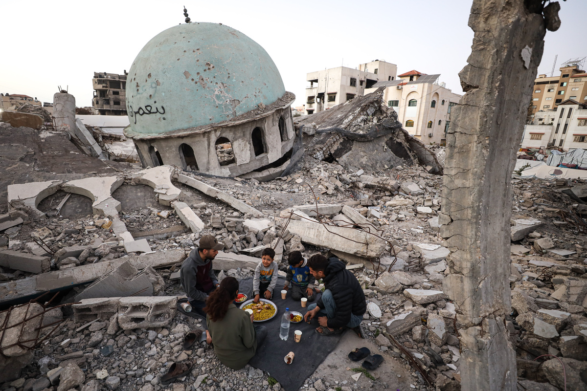 Palestinian family breaks first Ramadan fast on ruins of Mosque in Gaza ...