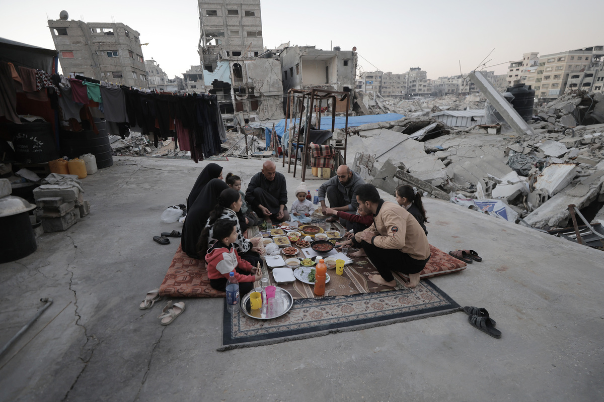 Palestinian family breaks iftar on ruins of their home in Gaza – Middle ...