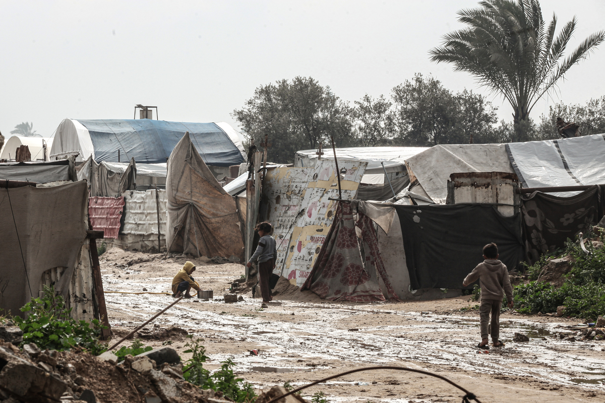 Heavy rain floods tents of displaced Palestinians in Gaza – Middle East ...