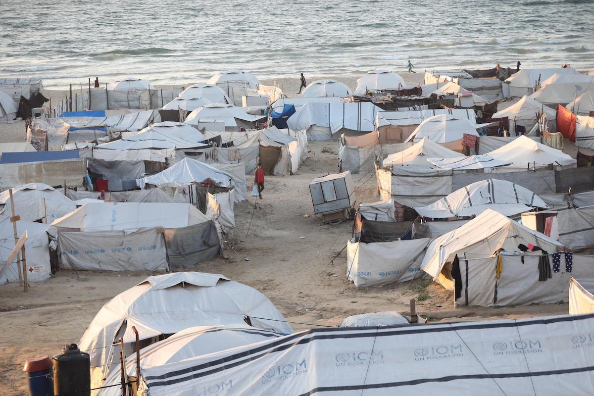 An aspect of daily life for displaced people during the month of Ramadan along the shore of the Gaza Strip, on 23 February 2026 [Mohammed Asad/Middle East Monitor]
