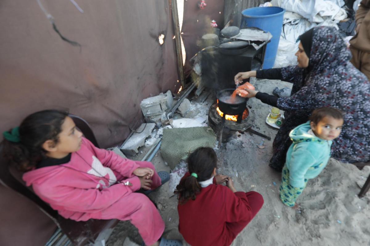 An aspect of daily life for displaced people during the month of Ramadan along the shore of the Gaza Strip, on 23 February 2026 [Mohammed Asad/Middle East Monitor]