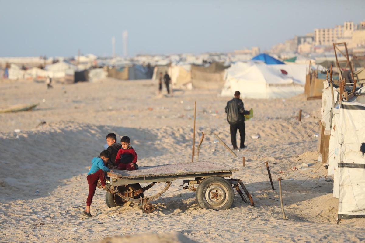 An aspect of daily life for displaced people during the month of Ramadan along the shore of the Gaza Strip, on 23 February 2026 [Mohammed Asad/Middle East Monitor]