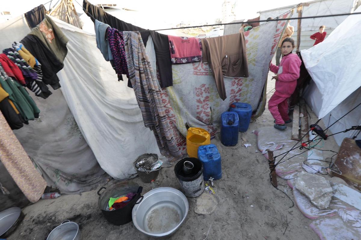 An aspect of daily life for displaced people during the month of Ramadan along the shore of the Gaza Strip, on 23 February 2026 [Mohammed Asad/Middle East Monitor]