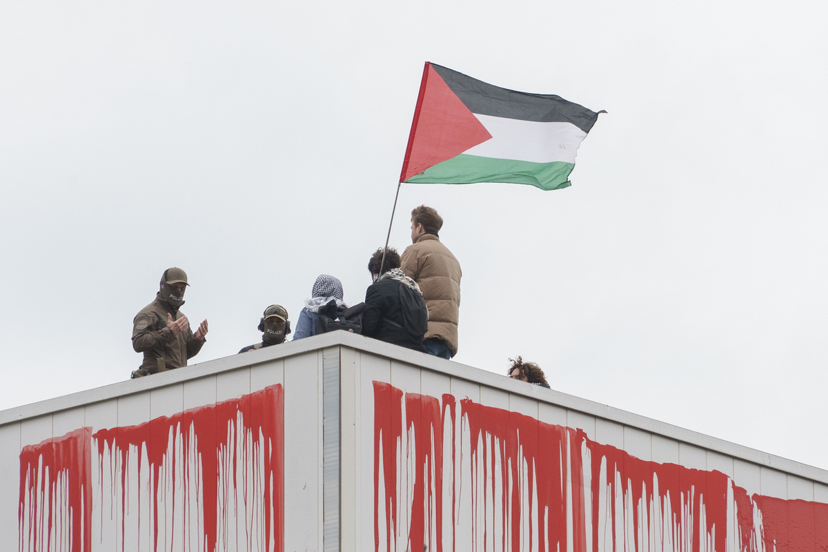 Special police units on the roof to remove the demonstrators from Peacefully Against Genocide staging a protest at the Berlin premises of Rheinmetall, a major German defense and automotive technology company specializing in military vehicles, weapons systems, and ammunition on March 25, 2026. [İlkin Eskipehlivan - Anadolu Agency]