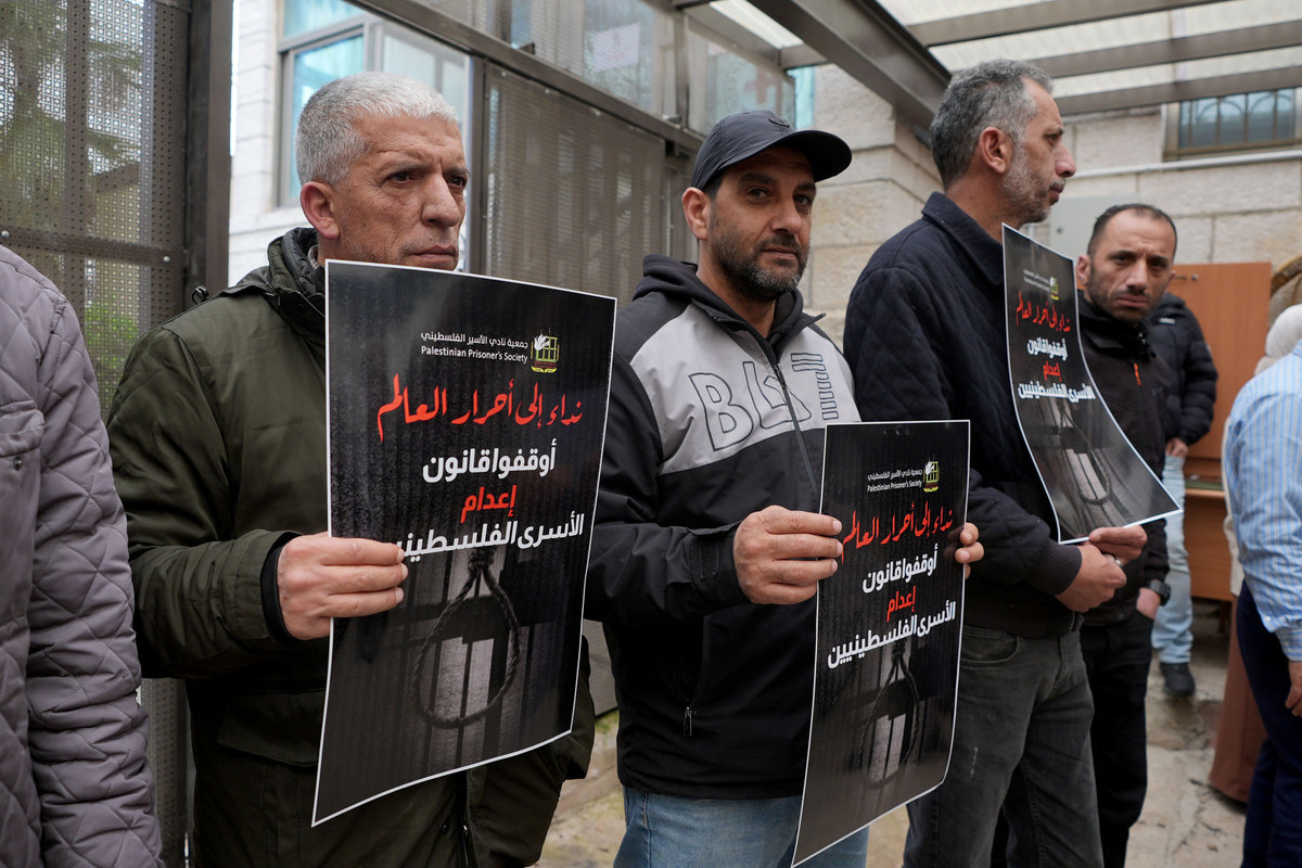 Dozens of Palestinians gather to protest against a death penalty law targeting Palestinian prisoners approved by the Israeli parliament, as well as prison policies affecting detainees in Ramallah, Palestine on March 30, 2026. [İssam Rimawi - Anadolu Agency]