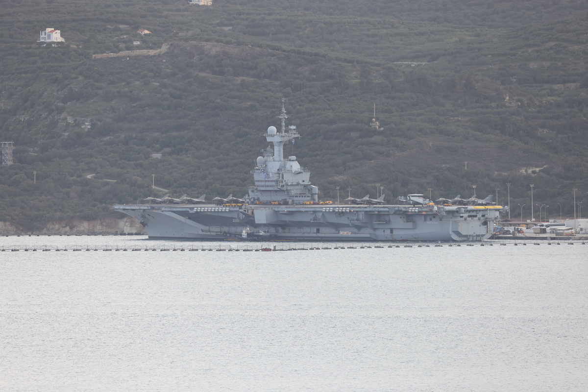 French carrier Charles de Gaulle docks at Greek port for refueling stop ...